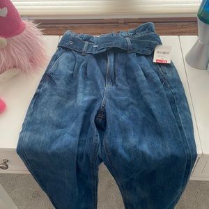 NEW WITH TAGS!! Size Small Denim Blue Forever 21 Ankle Cut Jeans!! Super cute